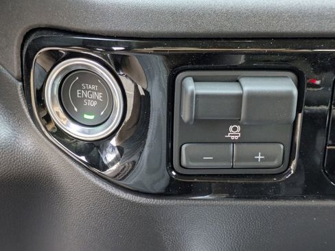 New 2026 GMC Sierra 1500 SLT image 15