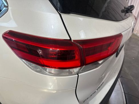 Used 2017 Toyota Highlander XLE AWD/4WD image 10