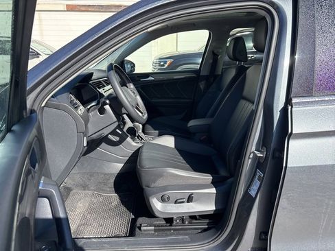 Used 2023 Volkswagen Tiguan SE w/ Panoramic Sunroof Package image 5