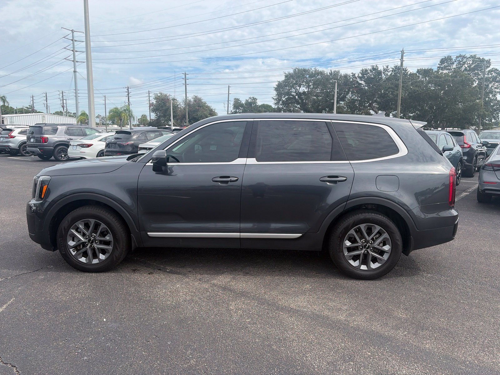 Used 2024 Kia Telluride LX FWD image 4