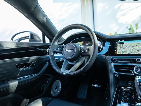 Used 2025 Bentley Flying Spur Plug-In Hybrid AWD/4WD image 35