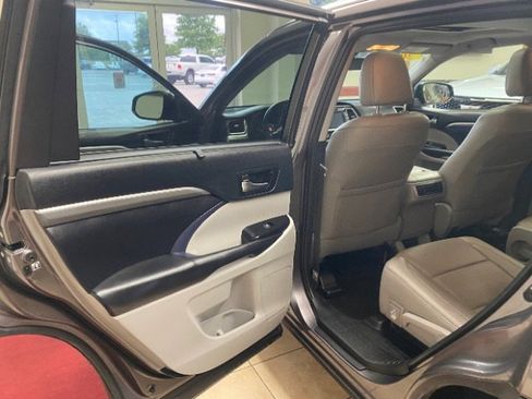 Used 2019 Toyota Highlander Limited FWD image 15