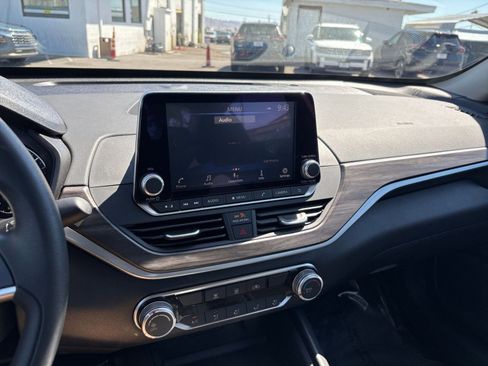 Used 2025 Nissan Altima 2.5 SV FWD image 17