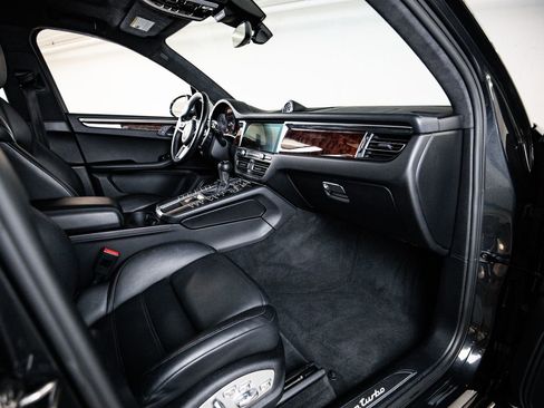 Certified 2021 Porsche Macan Turbo AWD/4WD image 28