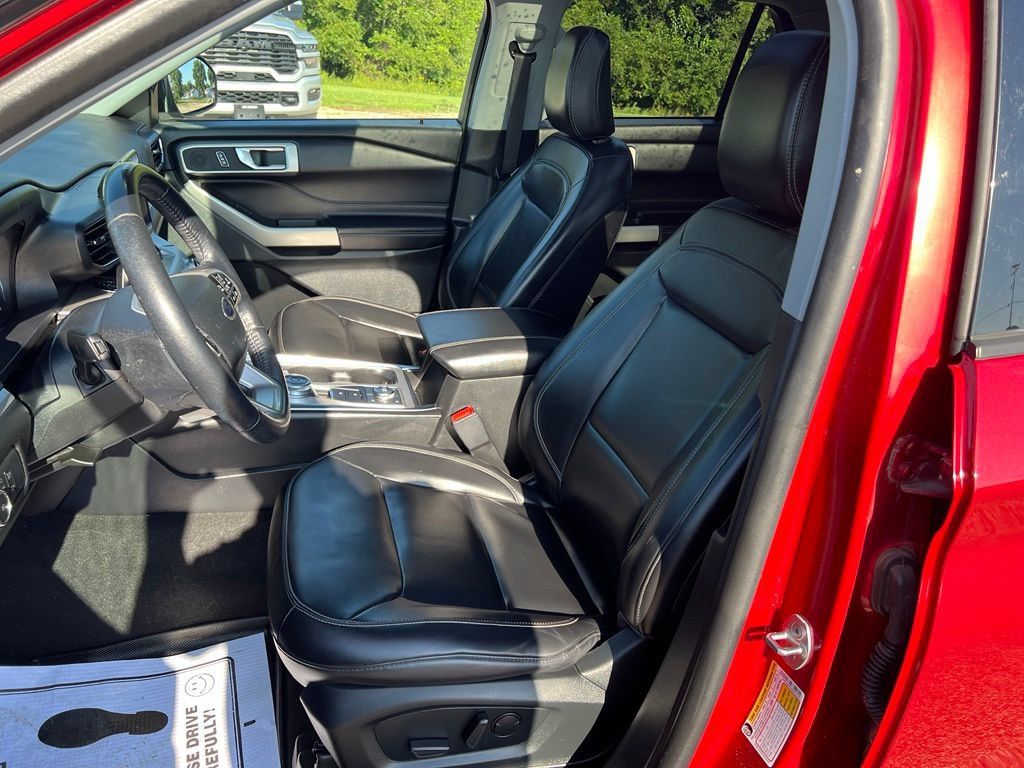 Used 2021 Ford Explorer XLT w/ Equipment Group 202A AWD/4WD image 32