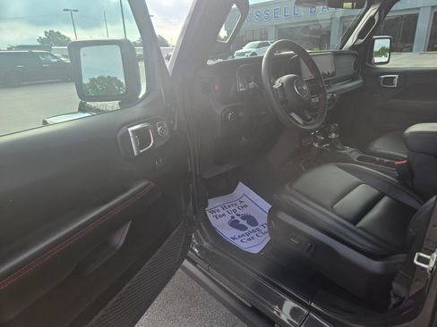 Used 2024 Jeep Gladiator Rubicon AWD/4WD image 6