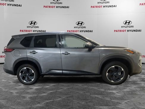Used 2024 Nissan Rogue SV image 3