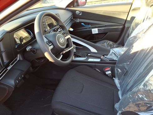 New 2025 Hyundai Elantra SE image 6