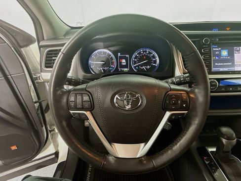 Certified 2019 Toyota Highlander Limited Platinum image 9
