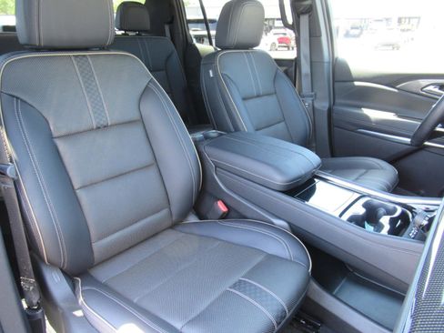 Used 2025 Chevrolet Traverse High Country FWD image 10
