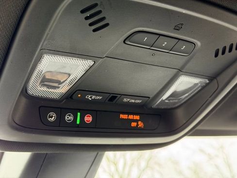 Used 2022 Chevrolet Traverse LT FWD image 17