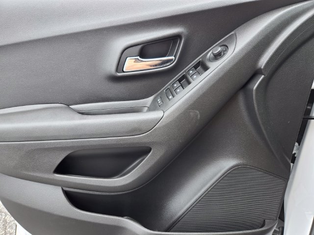 Used 2020 Chevrolet Trax LT w/ Redline Edition FWD image 35