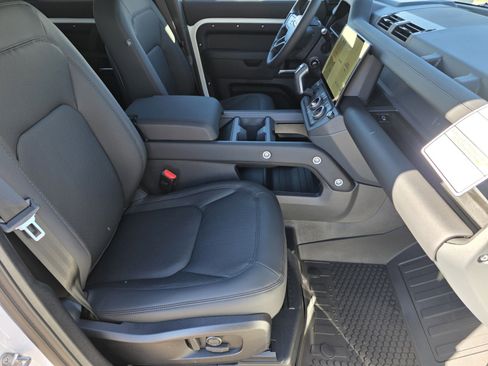 New 2026 Land Rover Defender 110 X-Dynamic SE image 3