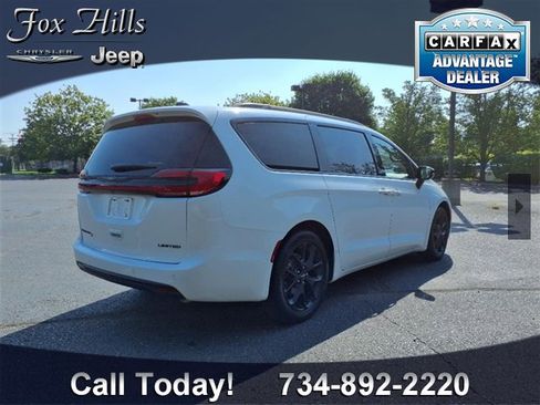 Used 2025 Chrysler Pacifica Limited image 9