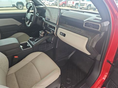 Used 2024 Toyota Tacoma Limited w/ Limited Package (LT) image 22