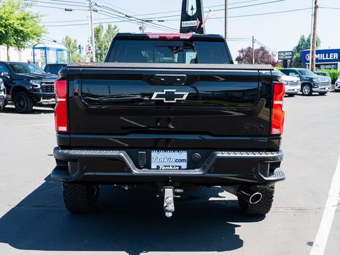 Used 2025 Chevrolet Silverado 2500 High Country w/ Midnight Edition AWD/4WD image 4
