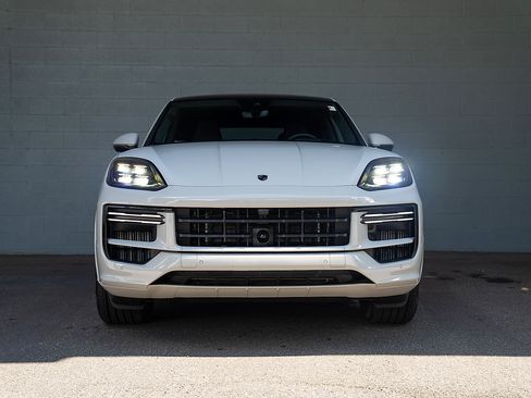 Used 2025 Porsche Cayenne Turbo AWD/4WD image 30