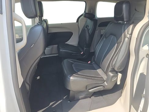 Used 2023 Chrysler Pacifica Touring-L FWD image 17