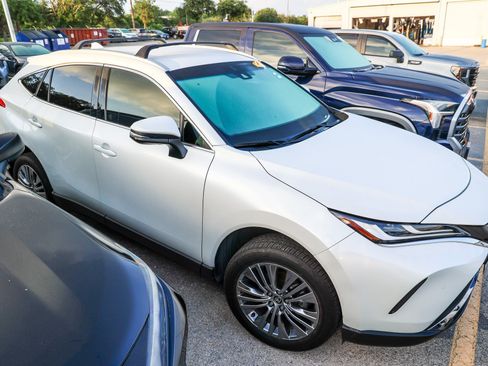 Used 2023 Toyota Venza XLE AWD/4WD image 5