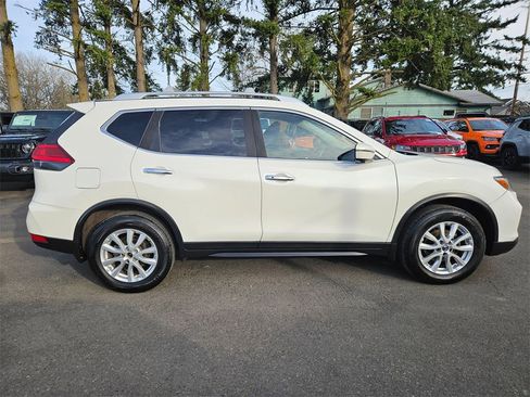 Used 2017 Nissan Rogue SV w/ Sun & Sound Touring Package image 8