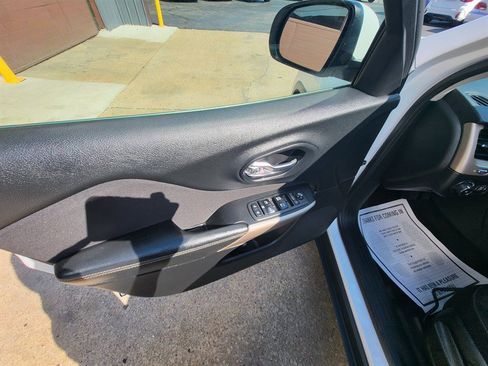 Used 2017 Jeep Cherokee Latitude FWD image 10