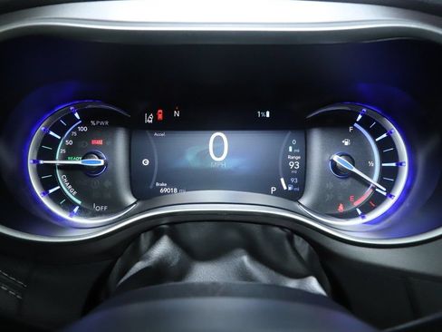 Used 2023 Chrysler Pacifica Touring-L FWD image 23