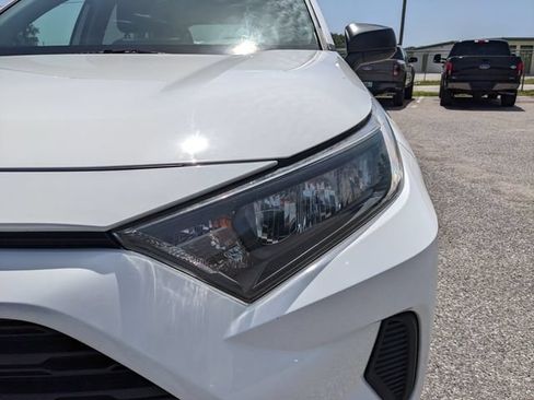 Used 2021 Toyota RAV4 LE AWD/4WD image 9