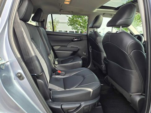 Used 2023 Toyota Highlander XLE AWD/4WD image 15