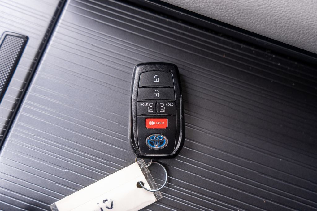 Used 2025 Toyota Sienna LE FWD image 32
