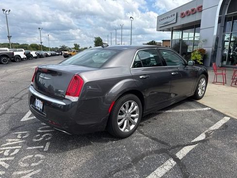 Used 2018 Chrysler 300 Limited AWD/4WD image 10
