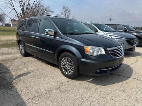 Used 2014 Chrysler Town & Country Touring-L w/ Driver Convenience Group image 7