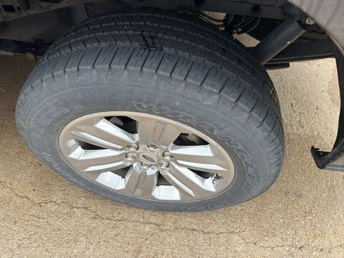 Used 2019 Ford F150 XLT w/ Equipment Group 302A Luxury AWD/4WD image 11