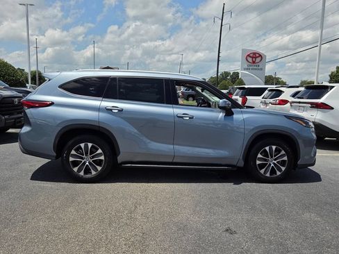 Used 2022 Toyota Highlander XLE FWD image 16