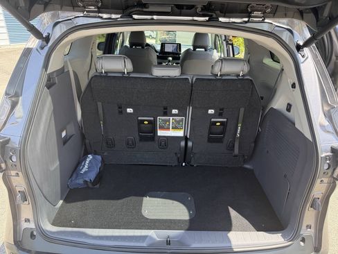 Used 2024 Toyota Sienna XLE w/ XLE Plus Package FWD image 16