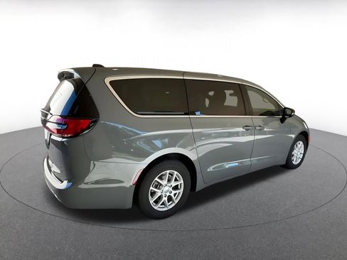 Used 2025 Chrysler Pacifica Select image 15