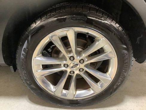 Used 2019 Ford Explorer XLT w/ Equipment Group 202A AWD/4WD image 11