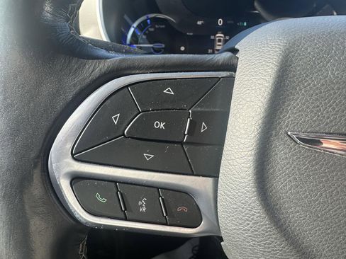 Used 2021 Chrysler Pacifica Touring-L image 22