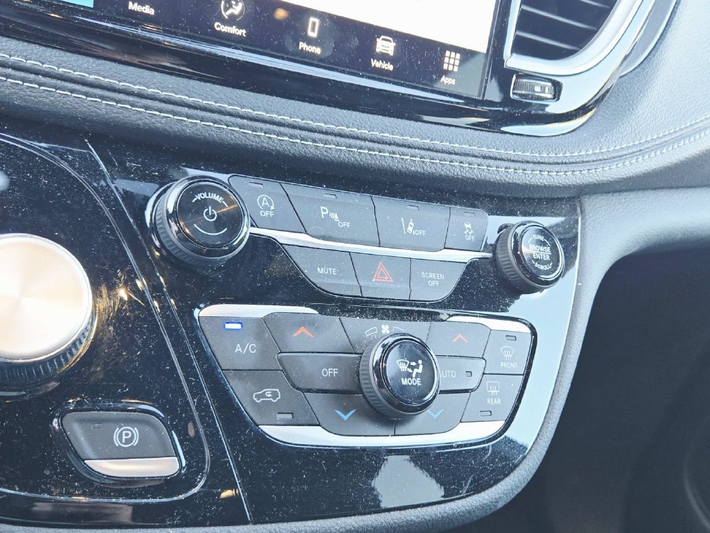 Certified 2025 Chrysler Pacifica Select FWD image 28