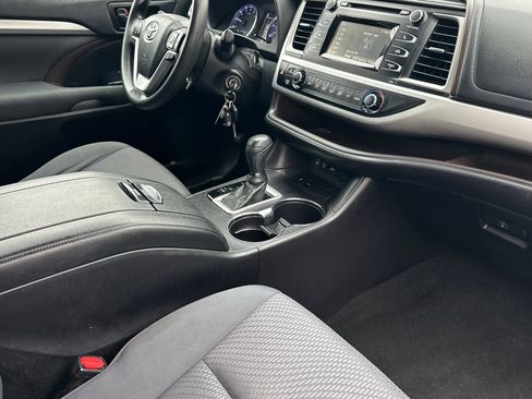 Used 2019 Toyota Highlander LE image 17