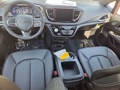 New 2026 Chrysler Pacifica Select image 8