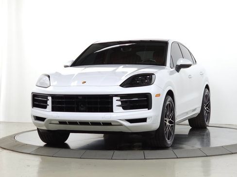 Used 2024 Porsche Cayenne S AWD/4WD image 3