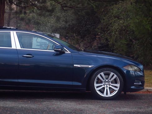 Used 2011 Jaguar XJ L image 26