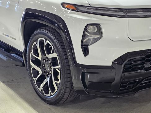 Used 2025 Chevrolet Silverado EV RST image 10