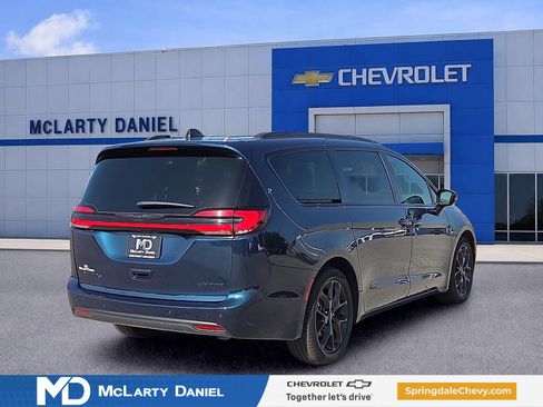 Used 2025 Chrysler Pacifica Limited FWD image 5