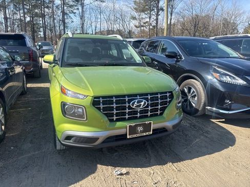 Used 2023 Hyundai Venue SEL image 2