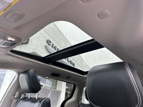 Used 2023 Chrysler Pacifica Limited FWD image 22