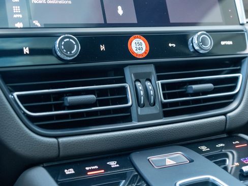Certified 2023 Porsche Macan AWD/4WD image 29