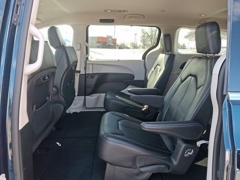 Used 2023 Chrysler Pacifica Touring-L image 11