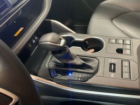 Used 2023 Toyota Highlander XLE image 16