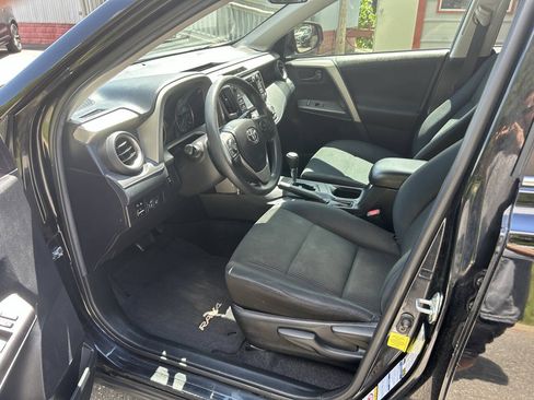 Used 2017 Toyota RAV4 LE AWD/4WD image 18